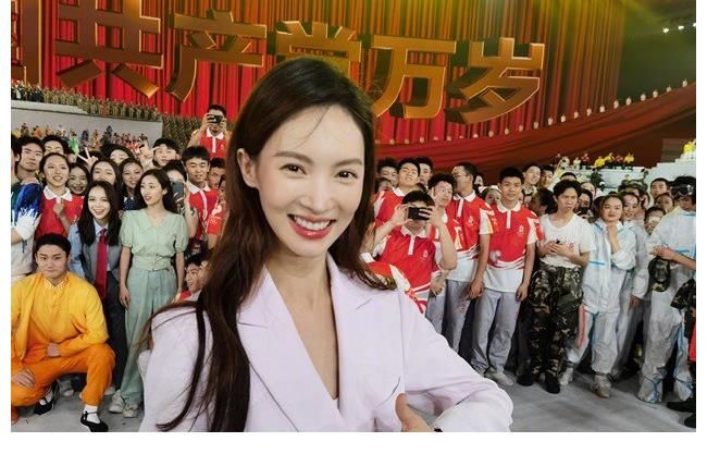 演员|《伟大征程》演员集体大合影,佟丽娅完胜,黄渤绅士手太圈粉