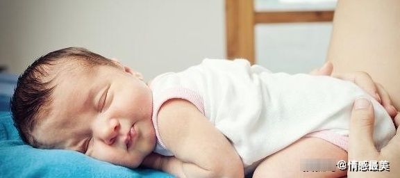 宝妈|宝宝睡觉为何喜欢“投降”姿势?可能多数宝妈不晓得,答案好暖心