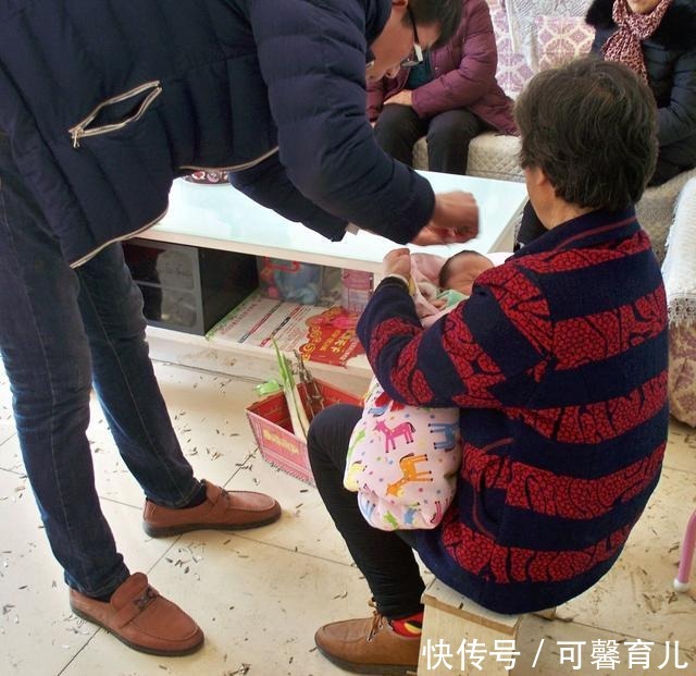 坐完月子要上班,想让姥姥看娃,爸爸坚持让奶奶带,该让谁看?