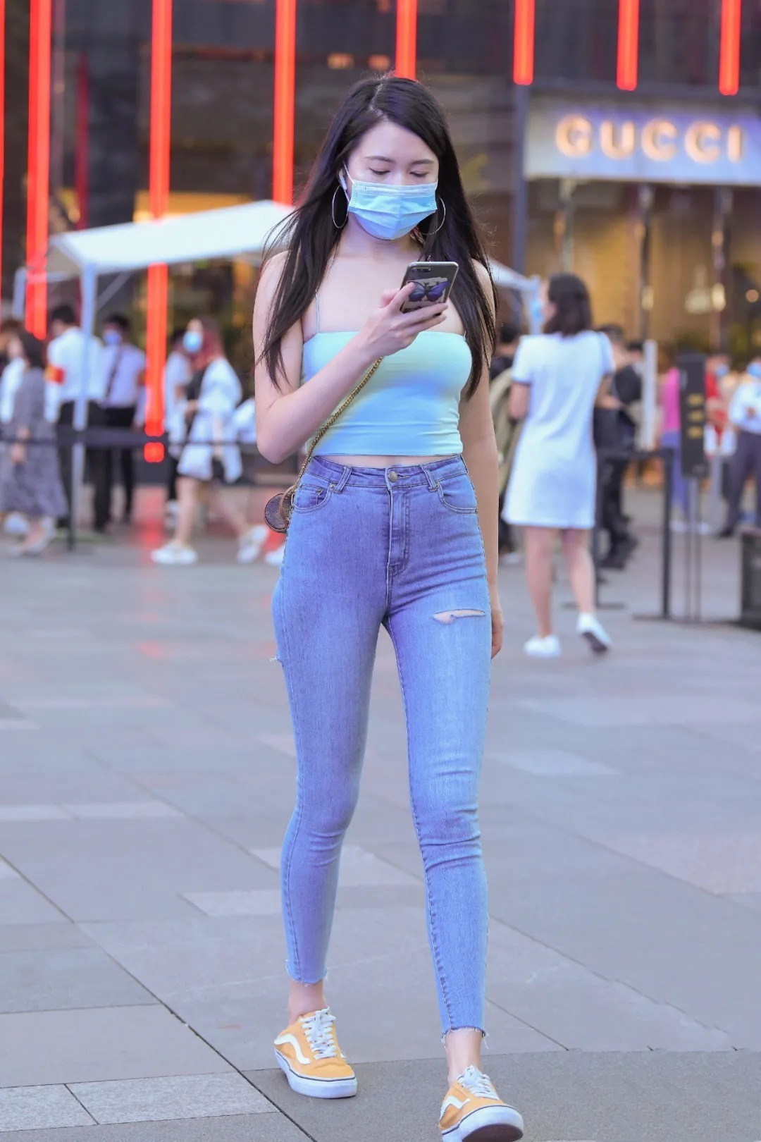 牛仔裤|穿牛仔裤的时尚女生