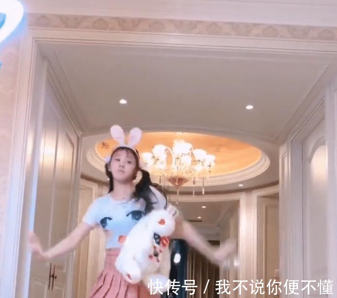 小姐姐|“大兔子”带着“小兔子”跳舞,可爱