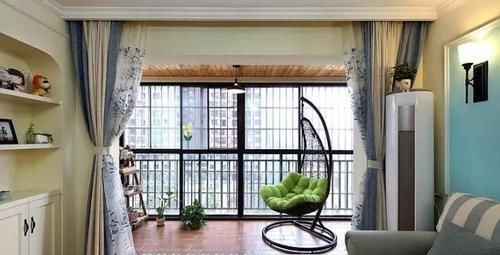 窗帘|客厅和阳台打通后,窗帘这样挂才更美观又实用!你家挂对了吗?