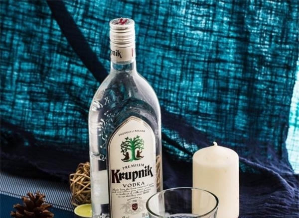 同样是蒸馏酒 为何伏特加流通全世界 而白酒却少有外国人接受 快资讯