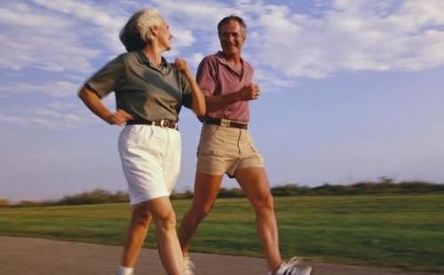 体质|老年人走路,若没有这3种现象,说明你的体质不错