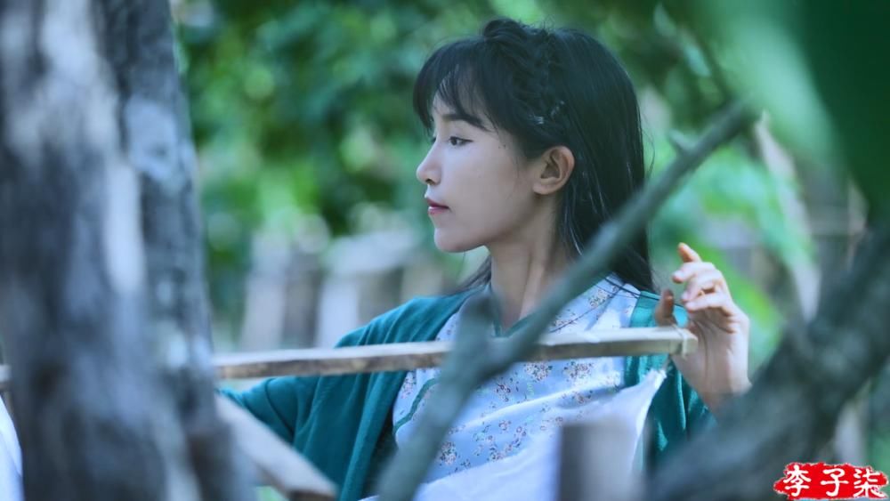 李子柒定居田园享受诗意生活，身边人讲述真实的她