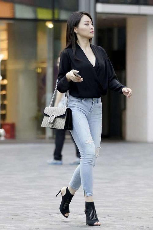 牛仔裤|超V黑色上衣，搭配淡蓝色紧身牛仔裤，时尚又妩媚