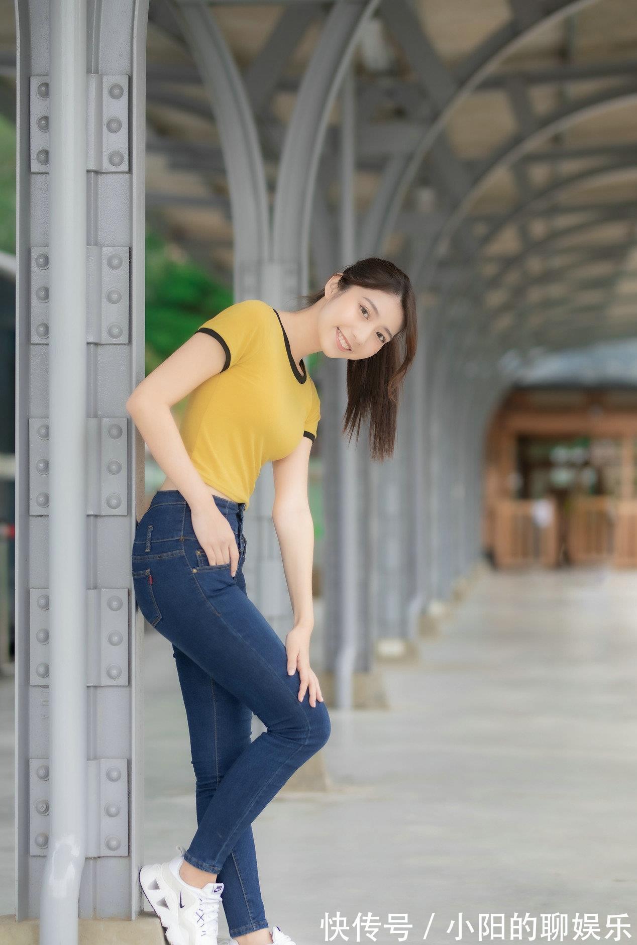 干净利落|牛仔裤上搭黄色的短袖T恤,整体的搭配干净利落,看起来很时髦