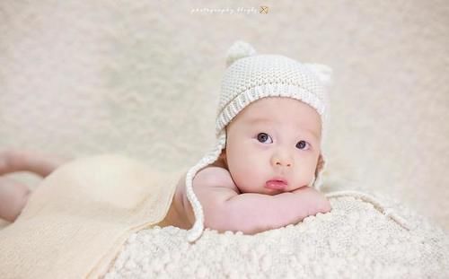 萌娃看到一个月未见的妈妈，激动成“表情包”，娃多大能认出妈