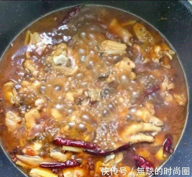香辣鸡煲的家常做法，口感麻辣鲜香，鸡肉软烂，一大锅都吃完了