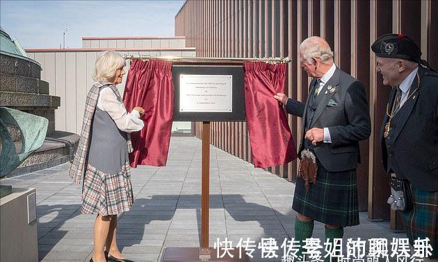 梅根 卡米拉比儿媳凯特还娇俏!穿格纹裙拎着香奈儿亮相,和查尔斯真甜