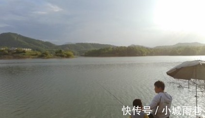 热天钓鱼开饵时用上这5招,不是跟你吹,大鱼看见就狂咬,半天就爆护!