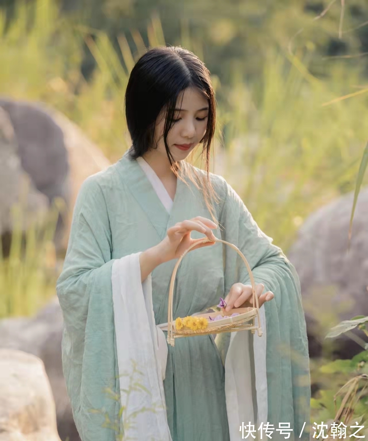 鹅毛雪!五言格律:闲游增意气,独坐赋诗章。缱绻迷幽径,寻梅醉暗香