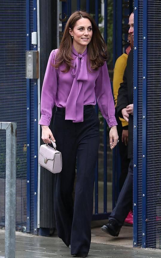 俘获王子秘籍大公开？揭秘梅根衬衫时尚是如何让哈里王子一见钟情