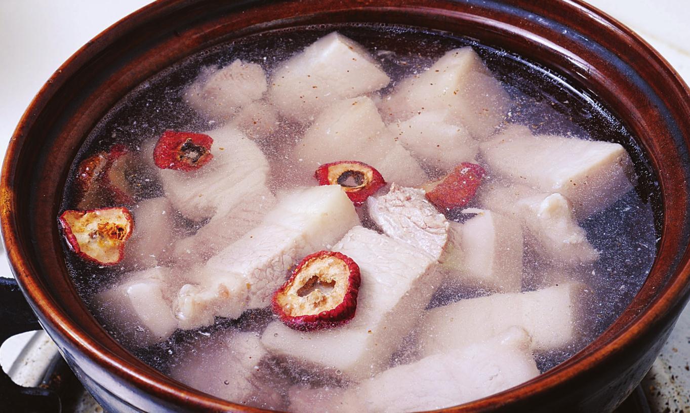 想要做好吃的红烧肉，还是得放入凉水，厨房小白也能百分百成功