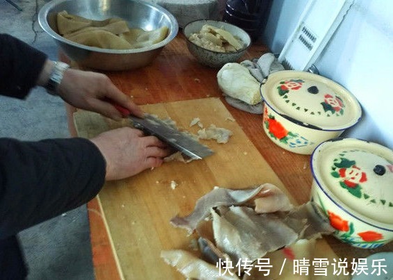 小伙带女友回农村老家，准公公特意做了个拿手菜，姑娘一口不吃