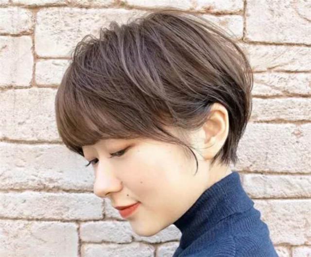 气质|到了40岁的“家庭妇女”,有白发的剪这些发型,时髦减龄又气质