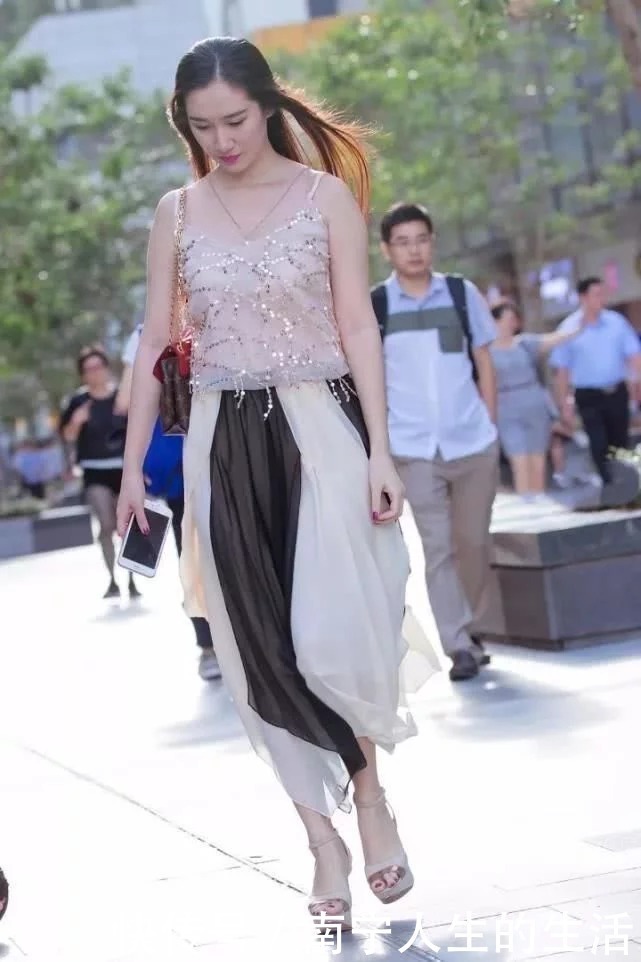 裙子|街拍:身材高挑的美女,柔美的裙子搭配时髦的背心,简约大方