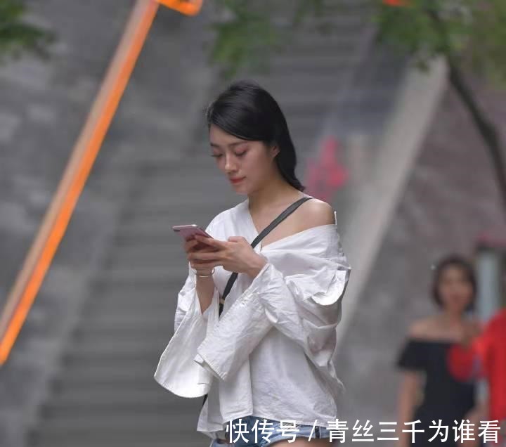 街拍|街拍小姐姐穿衣“不正经”，这么严肃的白衬衣被她穿成这样！