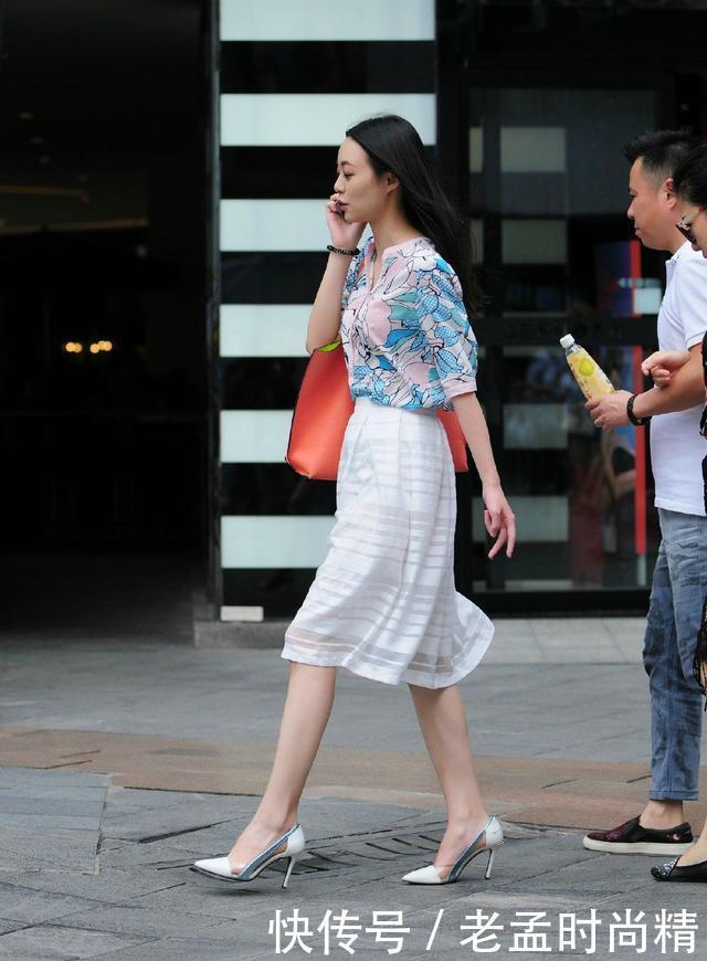 街拍:复古短袖+蕾丝长裙,性感又高雅,让胖女孩秀出苗条身材