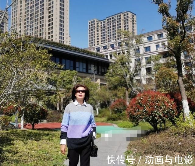 彩色 60岁的女人,建议多学学这几位博主的穿搭,真实自然还很显年轻!