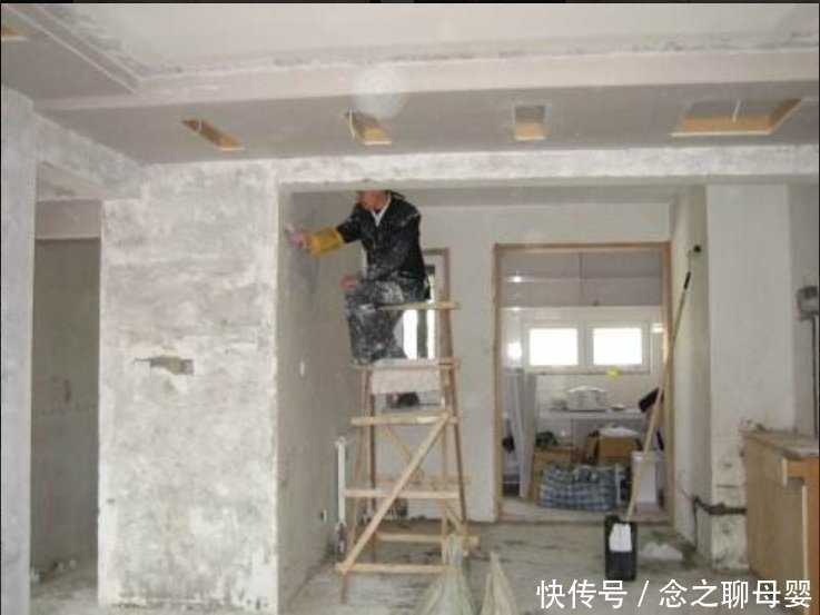 世卿|等我有钱,客厅坚决拆掉踢脚线换成19年流行装法,效果好8倍