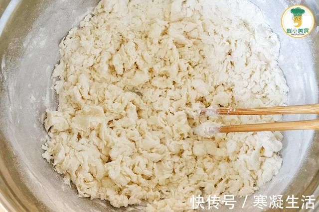 馅料|韭菜盒子的馅料,韭菜处理是关键,掌握2个技巧,韭菜鲜嫩不出汤