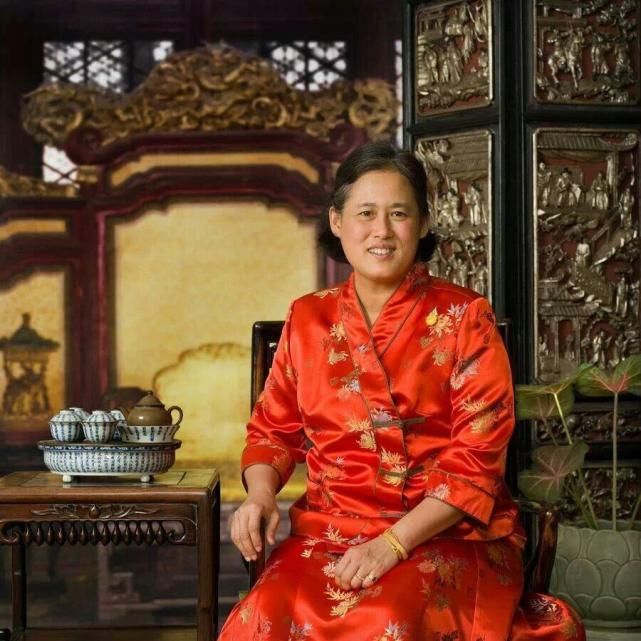 诗琳通公主庆祝中国春节好用心！中山装太遮肉，苏提达忙效仿急于讨好