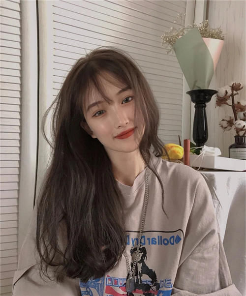 “黄头发”早就没人染了，2021年流行这几种发色，时髦显白又高级