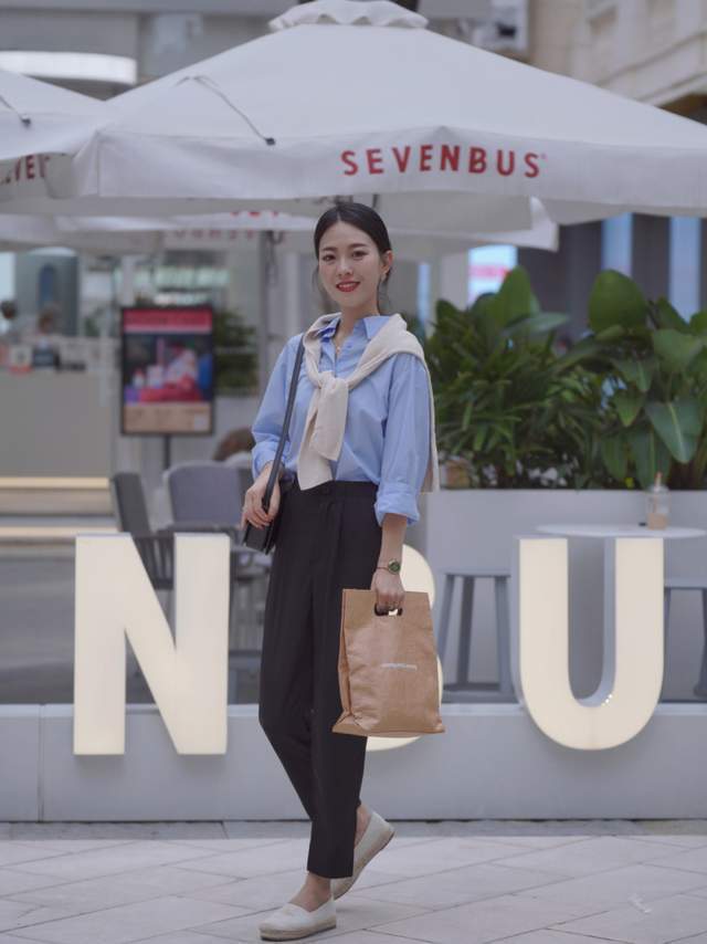 穿搭|40+女性怎么穿才干练洋气,蓝色衬衫搭配西装裤通勤洋气,超显白