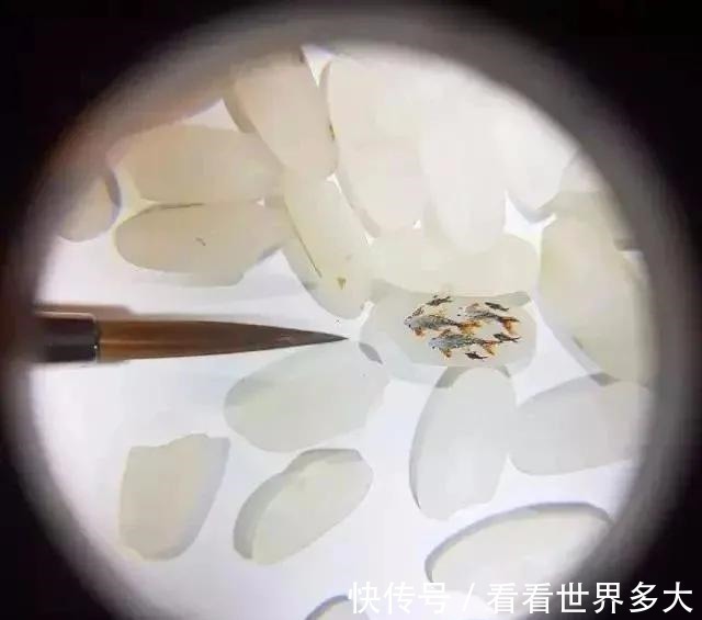 瓜子#惊爆眼球!60岁帅大爷在头发丝上画画,米粒、瓜子都给他当画布!