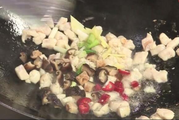 一道简单的家常小炒素鸡，清甜咸香，低脂低量，营养非常丰富