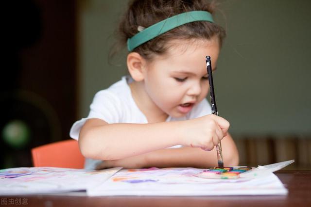 画画|女儿在爸爸背上画画,爸爸乖乖配合一动不动,网友:画功精湛