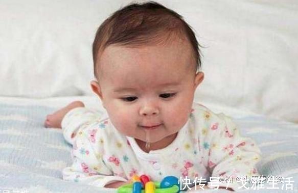 叮叮|“馋猫宝宝”高铁上看到有人吃东西,流了爸爸一肩膀口水,太萌了