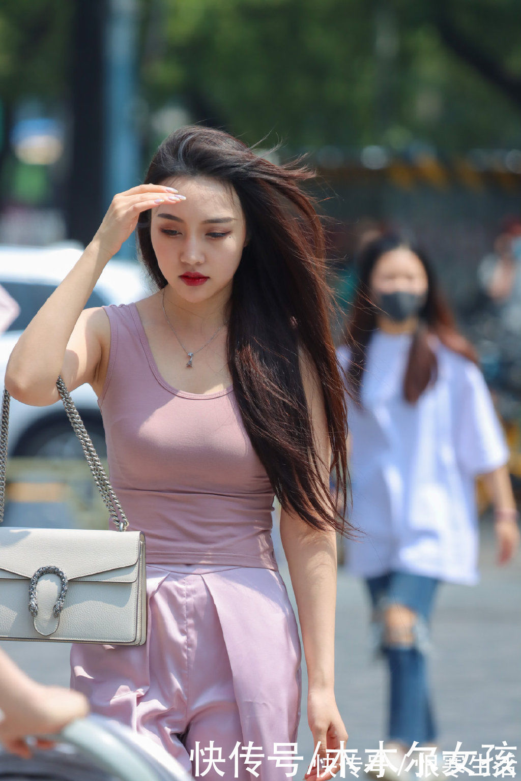 小姐姐|清新又减龄的粉色搭配，背心配阔腿裤，时髦又高级让美丽脱颖而出