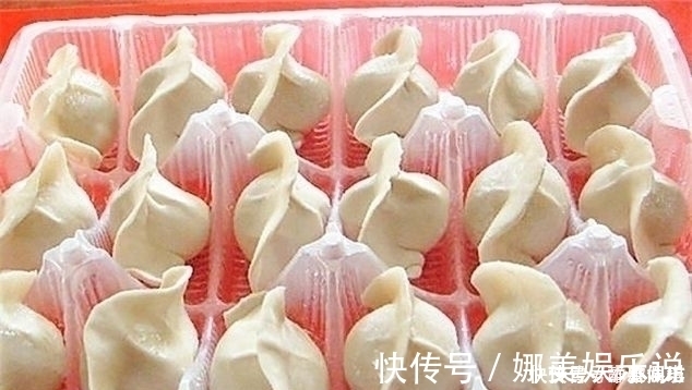 放在冰箱|生饺子切记不要直接放冰箱!大厨教你一个“妙招”,不开裂不粘连