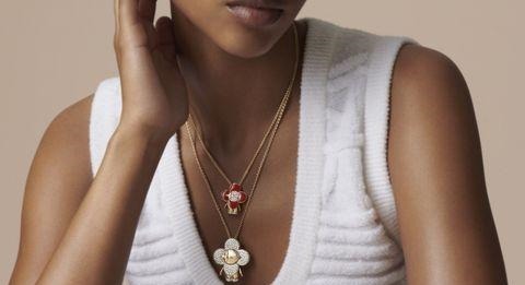 enne LV吉祥物化身能站、能动的镶钻玩偶项链!