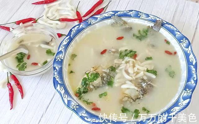 炖鱼时,教你一招去腥妙招,只需加一勺此料,鱼肉鲜美腥味全无