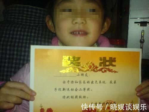 小敏|女孩带奖状回家,宝妈发朋友圈炫耀,亲戚的一句评论让她撤回