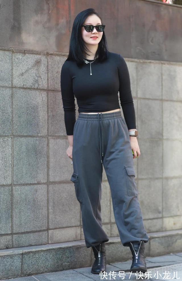 微胖型 微胖型身材,显瘦的穿搭,黑色打底衫配休闲工装裤,大方又时髦