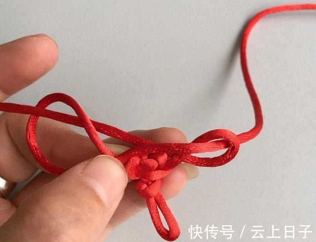 绕圈 心形结手链的编法教程,非常简单,只要2个结法就能编出!收藏了!