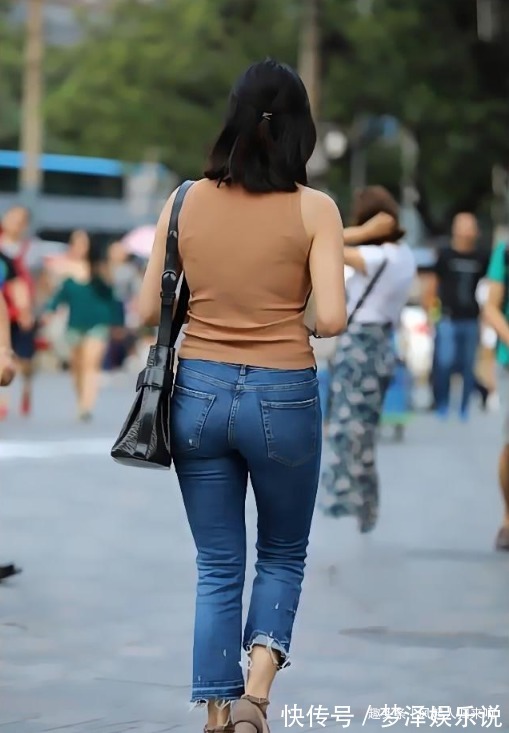 利落 “葫芦形”身材的牛仔裤美女,瞟一眼就令人过目不忘!