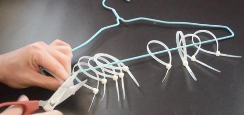 衣架上绑几根扎带, 放阳台上太实用了, 解决了困扰大家的一个难题