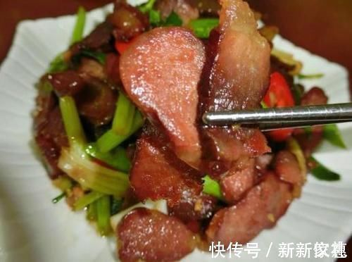 处理腊肉时，不要只会用水冲一冲，多加这3步，腊肉好吃味更香