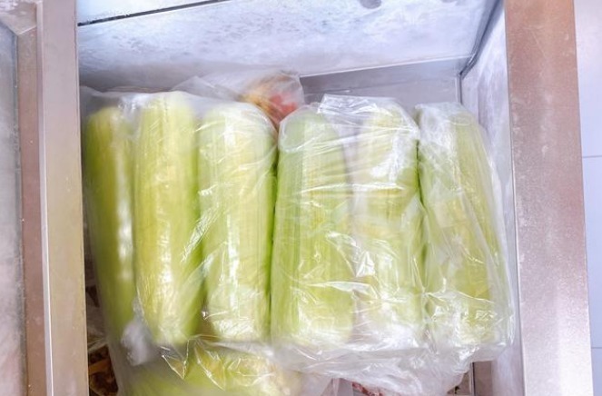 玉米吃不完难储存？别直接冻，教你一招，久放也软糯鲜甜，真实用