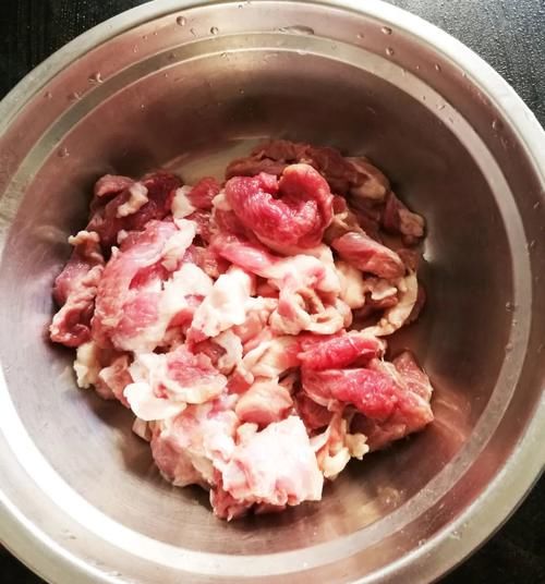 快过年啦!给家人做个烤羊肉串,外焦里嫩,没有羊膻味,口感不错