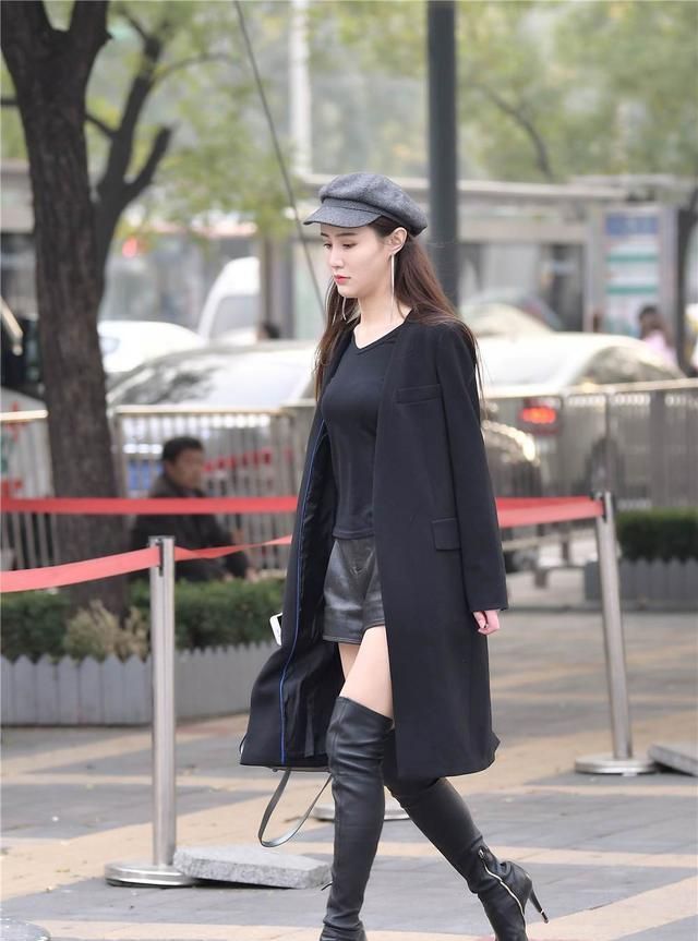 长靴 黑色细高跟过膝长靴,修身款式,搭配黑色风衣,时尚抢眼