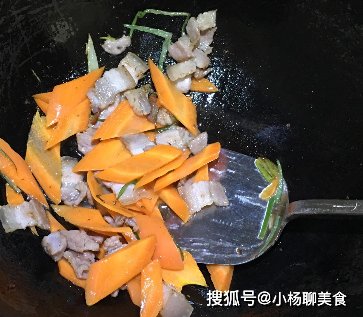 阿堂哥|胡萝卜炒肉，不一样的尝试，别样的味道，比青椒炒肉还好吃！
