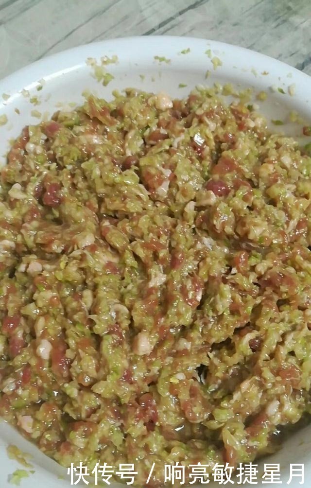 饺子皮|调饺子馅时,加一勺这个调料,锁水又增鲜,大厨不轻易透露的妙招