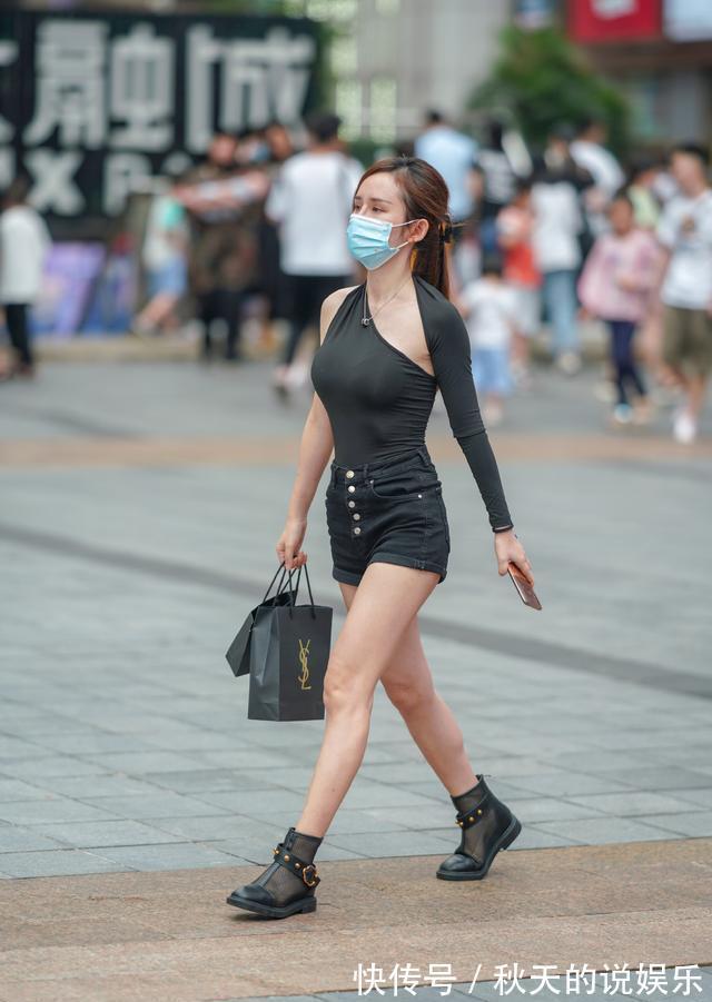 马丁靴|时髦女生的夏季短裤穿搭，配上个性上衣，清凉时尚又潮流