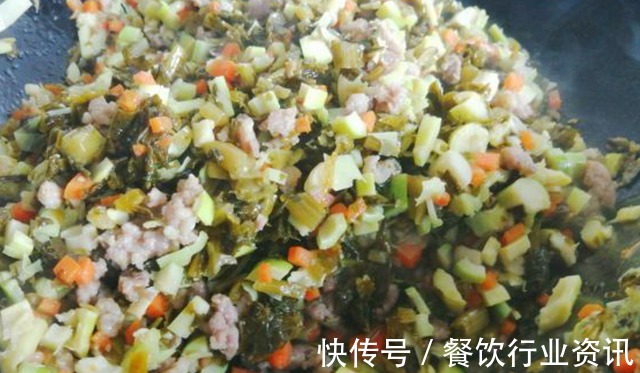 这道微酸脆口的小炒,不管是下饭佐粥还是拌面,味道都棒极了